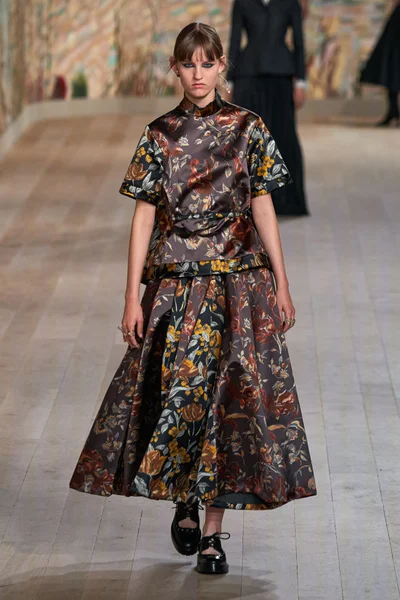 Look 10